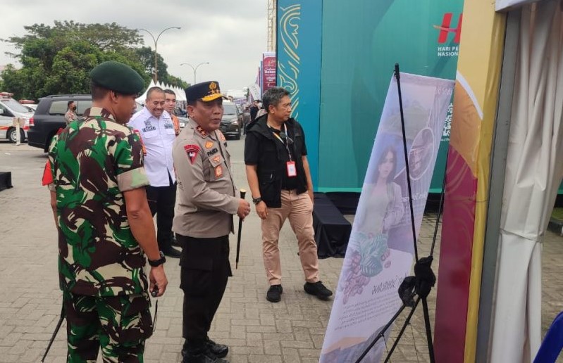 Kapolda Sumatera Utara, Irjen Pol RZ Panca Putra Simanjuntak dan Pangdam I/BB, Mayjen TNI Achmad Daniel Chardin mengunjungi stand pameran milik Pemerintah Kabupaten Dairi pada acara penyelenggaraan Hari Pers Nasional (HPN).(foto/istimewa)