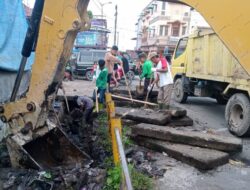 Dinas Lingkungan Hidup Bersihkan Paret Tumpat Pasar Sidikalang
