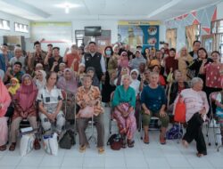 Bupati Dairi Serahkan Bansos Kepada Lansia di Berampu