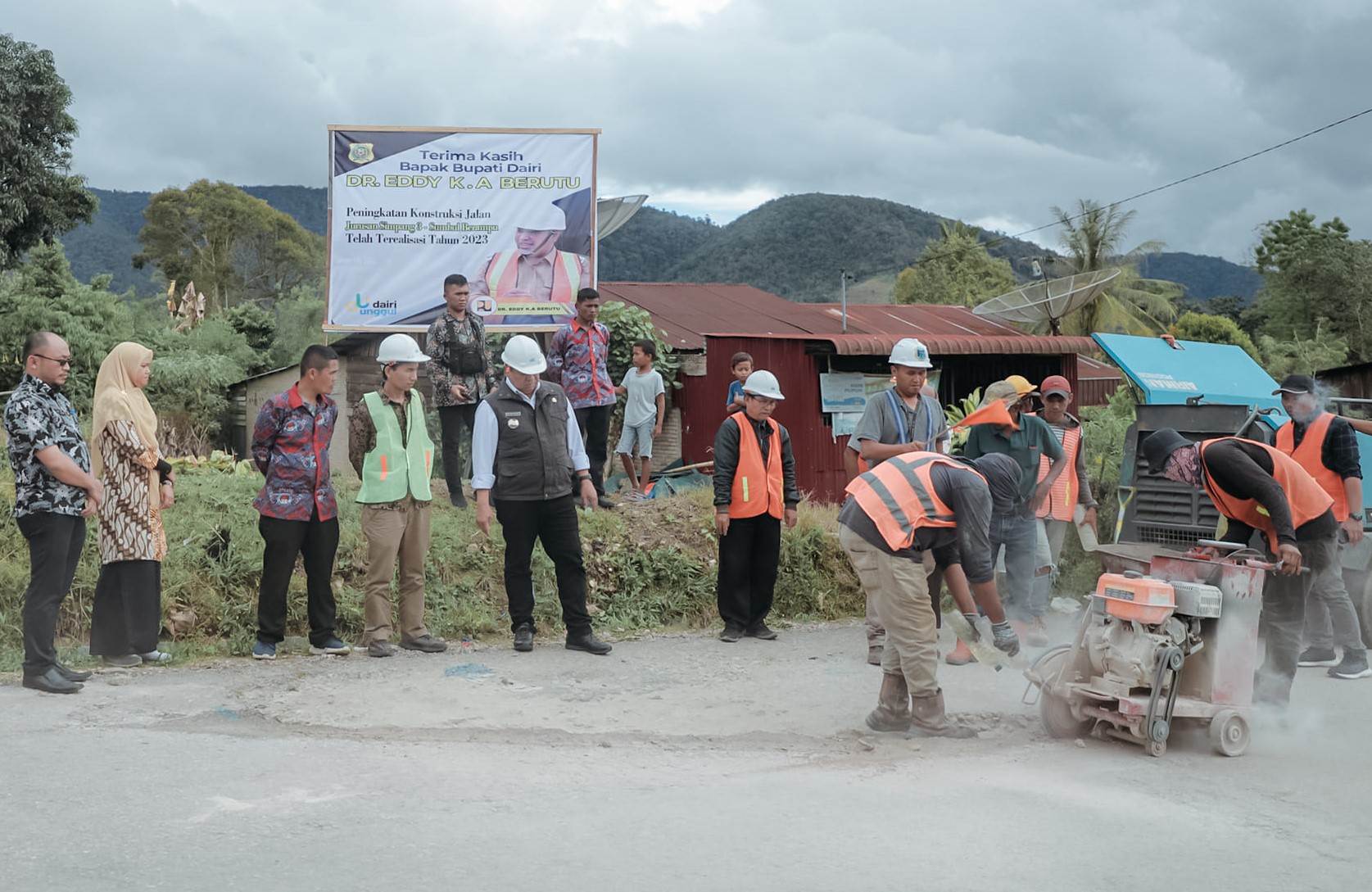Pengerjaan perbaikan jalan Simpang Tiga - Berampu.(foto/istimewa)