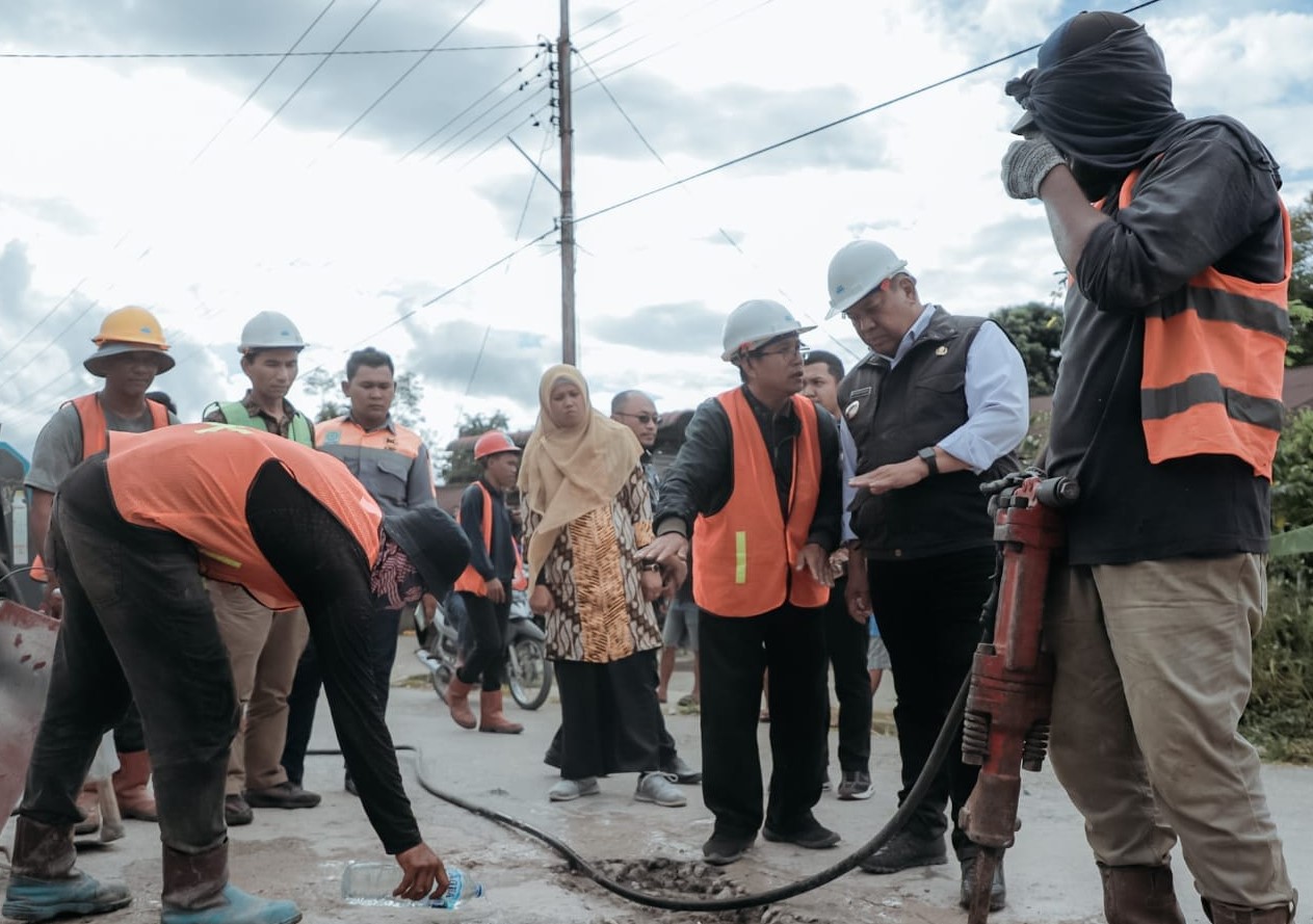 Bupati Dairi Eddy berutu tinjau perbaikan jalan Simpag Tiga - Berampu.(foto/istimewa)