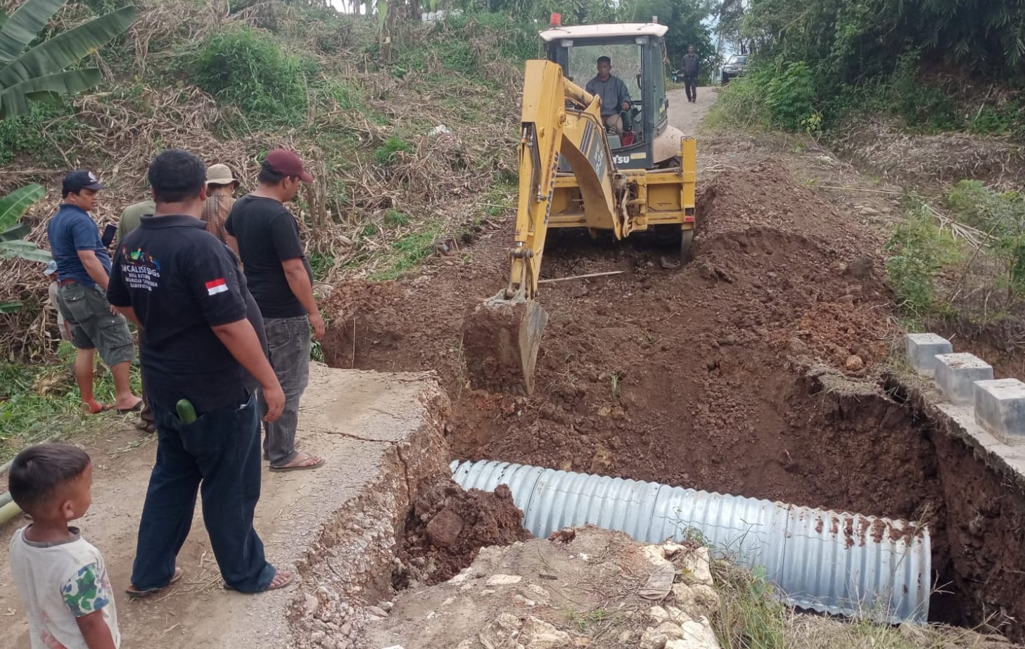 Perbaikan Jalan Rusak dan Amblas di Desa Pamah Tanah Pinem.(foto/istimewa)