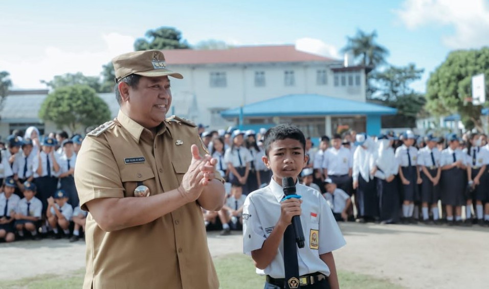 Bupati Dairi Eddy Berutu jadi Inspektur Upacara di SMP Negeri 2 Sidikalang.(foto/ist)