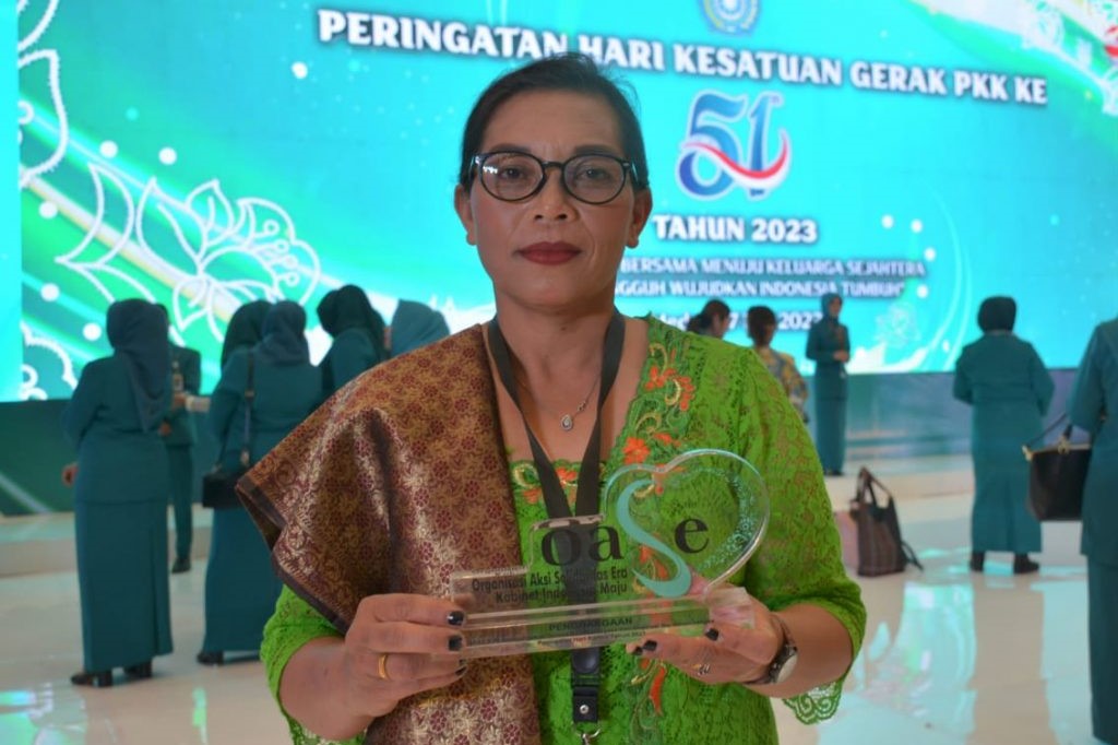 Kader posyandu dari Kabupaten Dairi Ratna Juita Kudadiri peraih penghargaan sebagai Perempuan Berjasa dan Berprestasi Bidang Kesehatan tingkat nasional tahun 2023.(foto/ist)