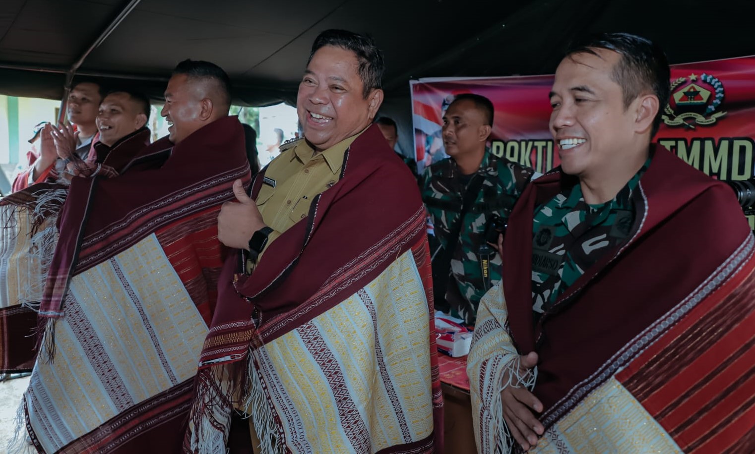 kunjungan Danrem 023/KS Kol.Inf Lukman Hakim dalam rangka kunjungan lapangan dan bakti sosial TNI Manunggal Membangun Desa (TMMD) di Desa Sungai Raya.(foto/ist)