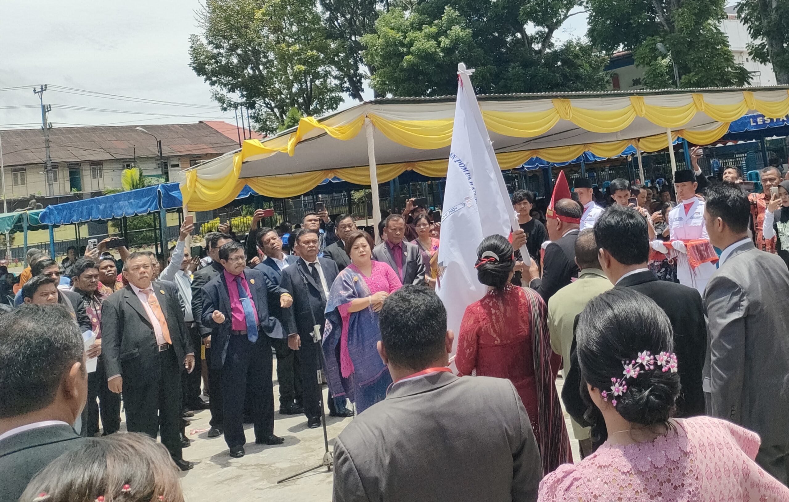 Prosesi pelantikan PPTSB Cabang Dairi di Gedung Djauli Manik Sidikalang.(foto/Iwan)