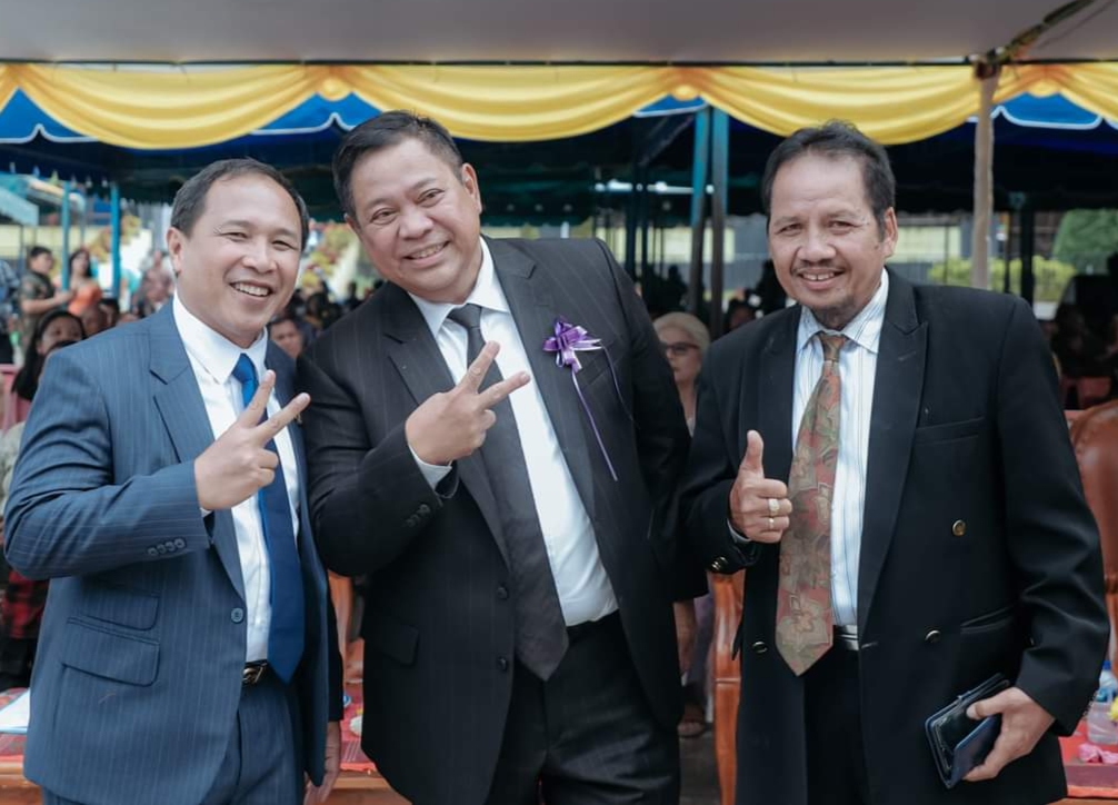 Bupati Dairi (tengah) bersama ketua umum PPTSB Edison Sinaga (kiri).(foto/istimewa)