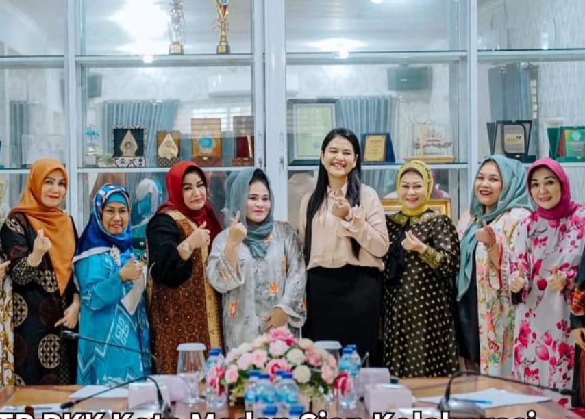 Ketua TP PKK Kota Medan Ny Kahiyang Ayu M Bobby Afif Nasution (nomor 3 dari kanan) bersama ibu pengajian Kota Medan.(foto/ist)