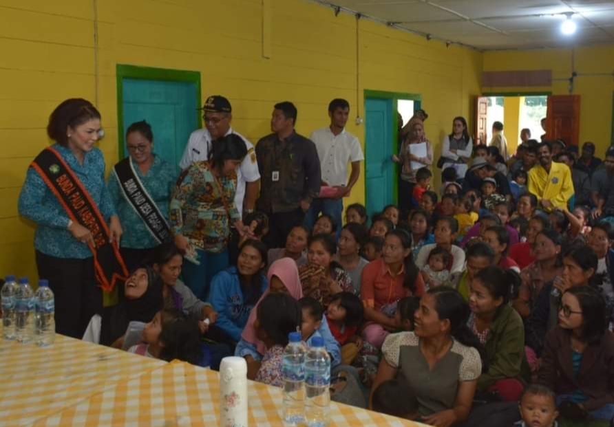 Penyaluran bantuan Asistensi Rehabilitasi Sosial (Atensi) kepada anak - anak di Desa Pegagan Julu VII, Kecamatan Sumbul.(foto/ist)