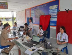 Dukcapil Dairi Jempol ke SMAN 1 Sumbul Rekam KTP-el dan KIA