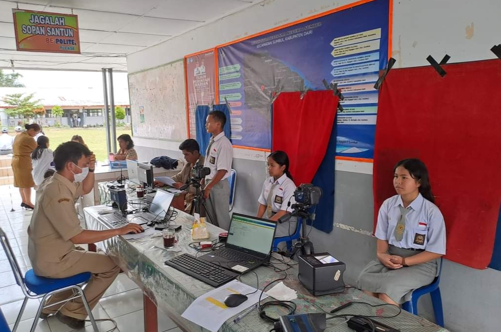 Dukcapil Dairi rekam KTP-el dan KIA di SMA N 1 Sumbul.(foto/ist)