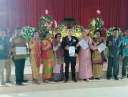 Usai Pemberkatan, Pasangan Bahagia di Tanah Pinem Terima Akta Nikah
