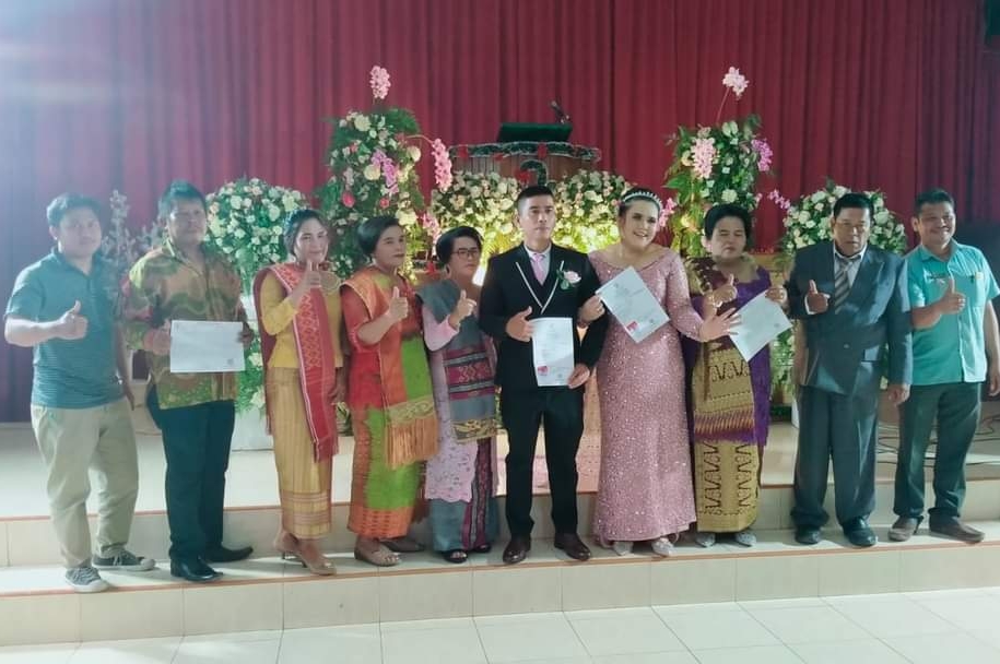 Pasangan pengantin di Tanah Pinem terima aktanikah usai Pemberkatan.(foto/istimewa)