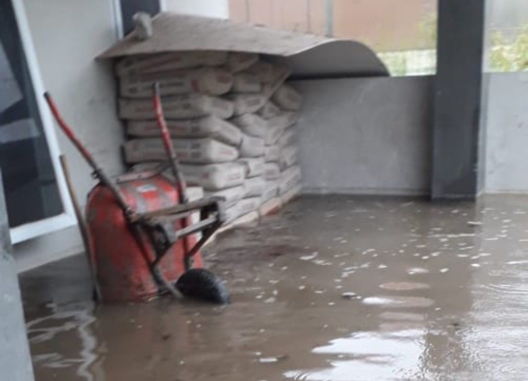 Salah satu rumah warga di Gang Martabe Batang beruh terendam banjir, Kamis (14/09/2023).(foto/istimewa)