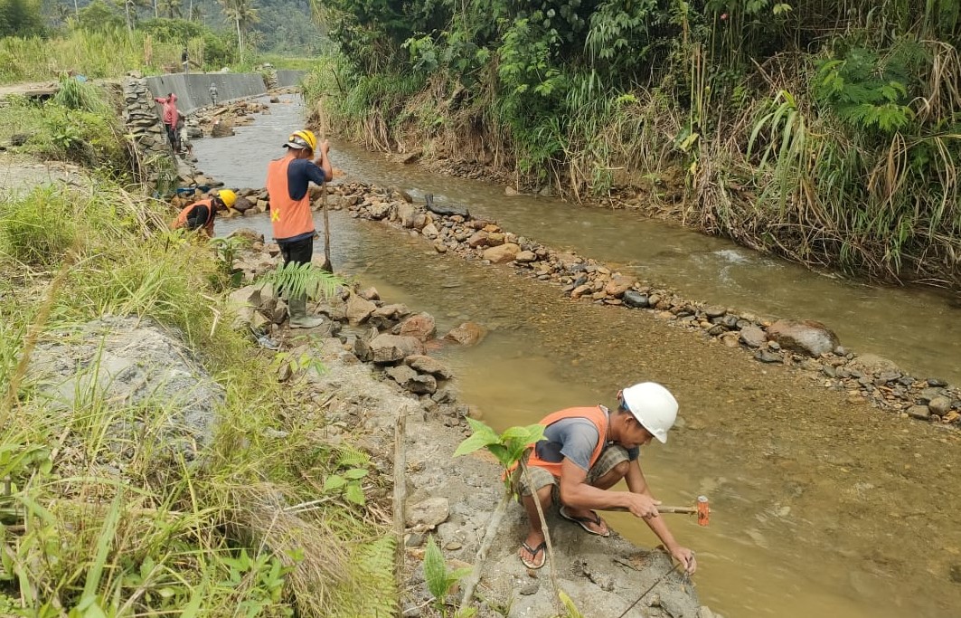 Pengerjaan Proyek Rekonstruksi di Desa Bongkaras.(foto/iwan)