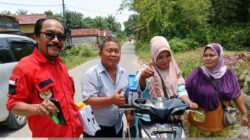 Ketua Tim Pemenangan Mangihut Sinaga, Hulman Sinaga (kiri) lakukan sosialisasi ke masyarakat.(foto/Iwan)