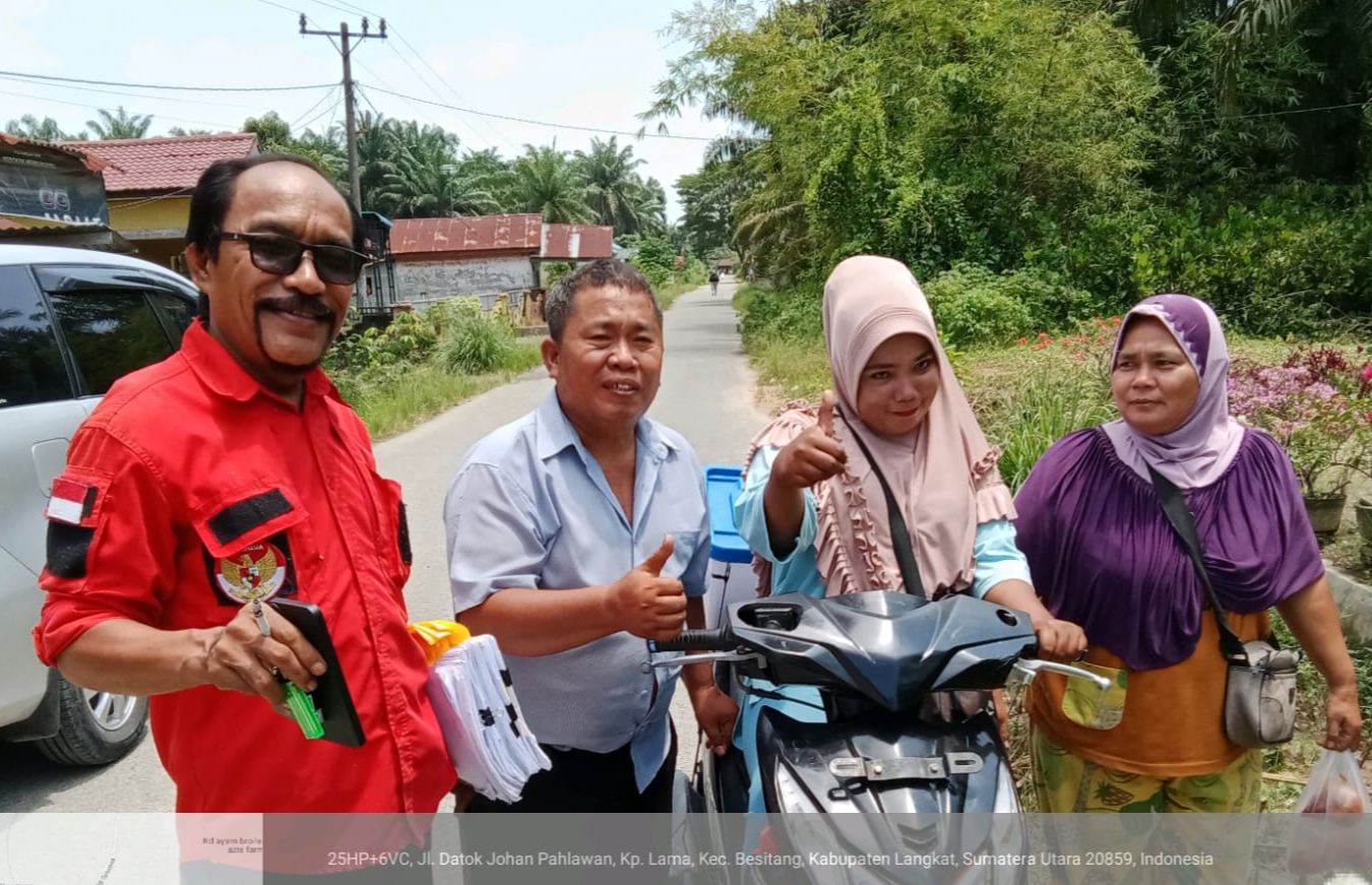 Ketua Tim Pemenangan Mangihut Sinaga, Hulman Sinaga (kiri) lakukan sosialisasi ke masyarakat.(foto/Iwan)