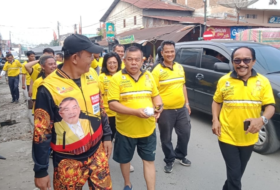 Bacaleg Partai Golkar Mangihut Sinaga jalan santai bersama tim di Kota Sidikalang.(foto/ist)
