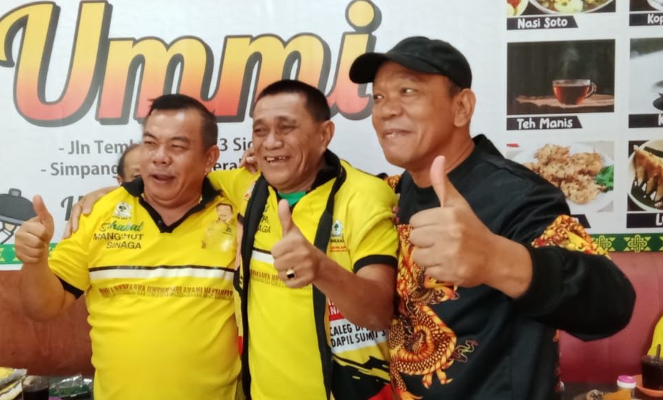 Foto bersama Mangihut Sinaga (kiri) bersama Umar Ujung (tengah) dan Henron Sinaga.(foto/ist)