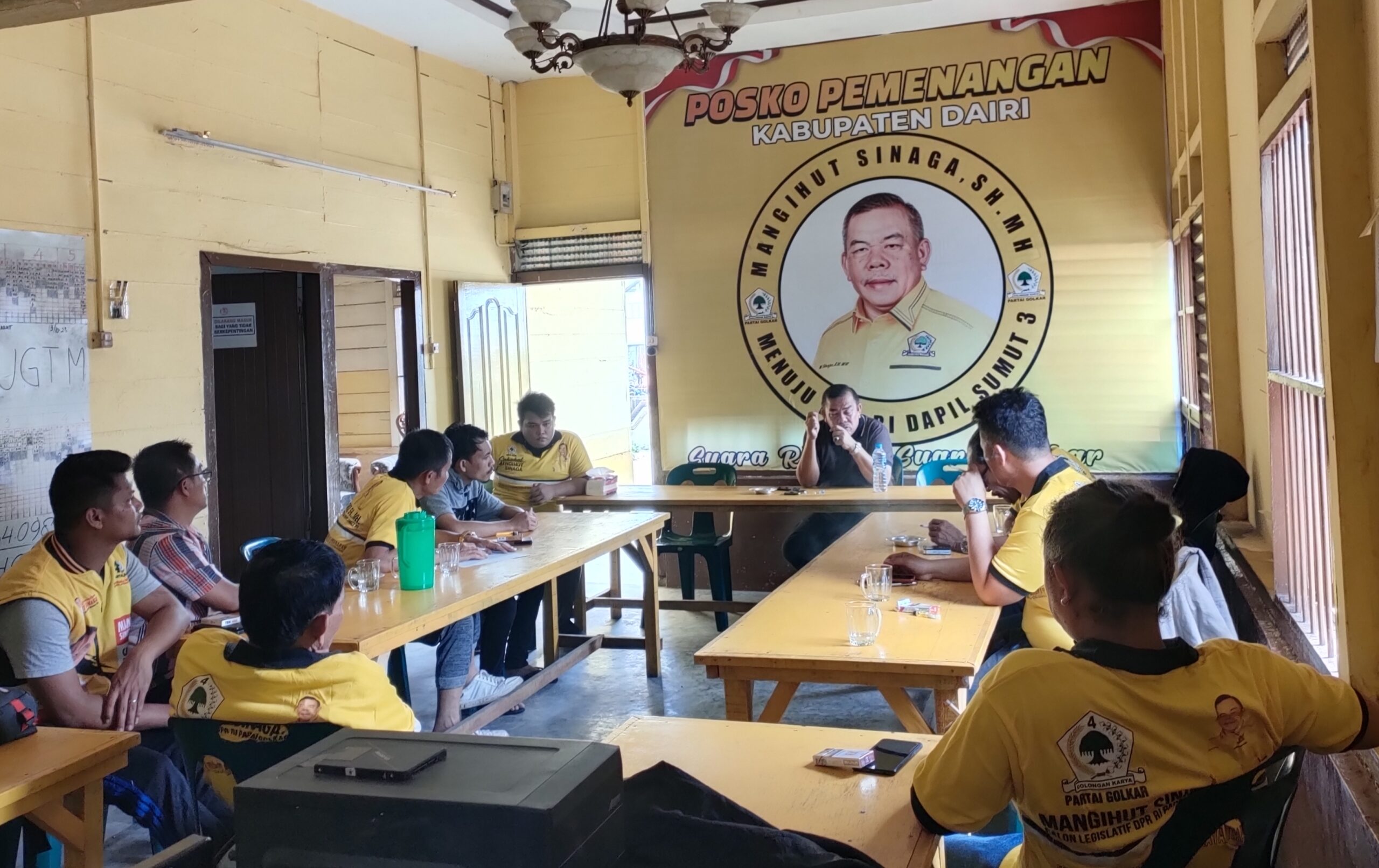 Rapat di Posko Pemenangan Mangihut Sinaga, di Jalan Ahmad Yani Sidikalang.(foto/iwan)