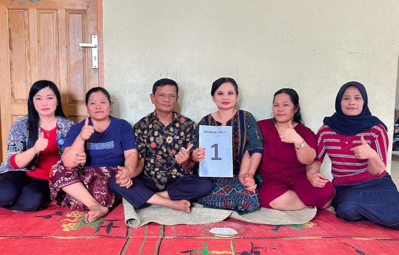 Paradep Bako (nomor 3 dari kiri) mendapat nomor urut 1 jadi calon Kepala Desa Sitinjo 2.(foto/Romi)