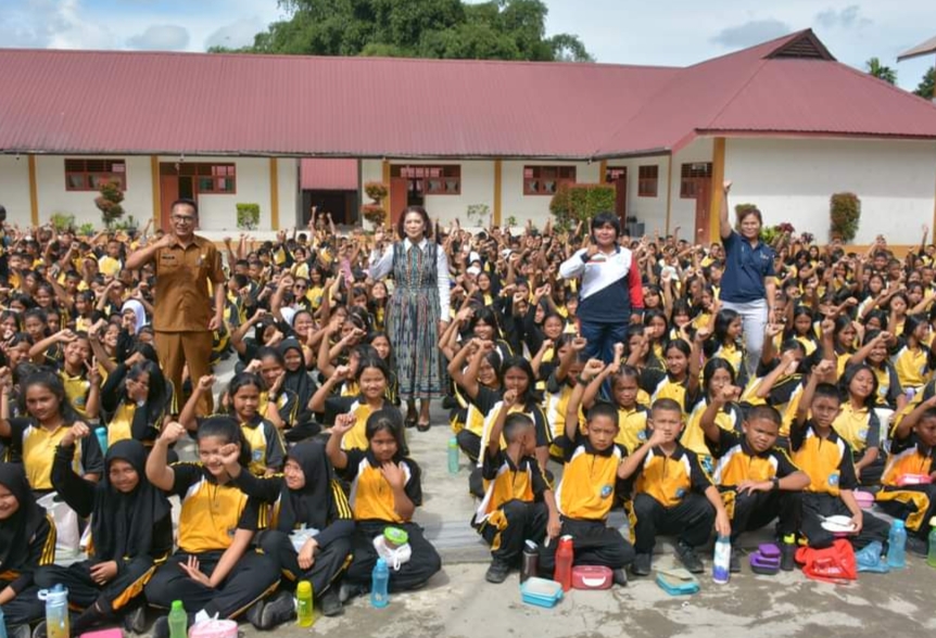 Kampanye I Love Mondaydi lapangan upacara SMP Negeri 1 Sidikalang.(foto/ist)