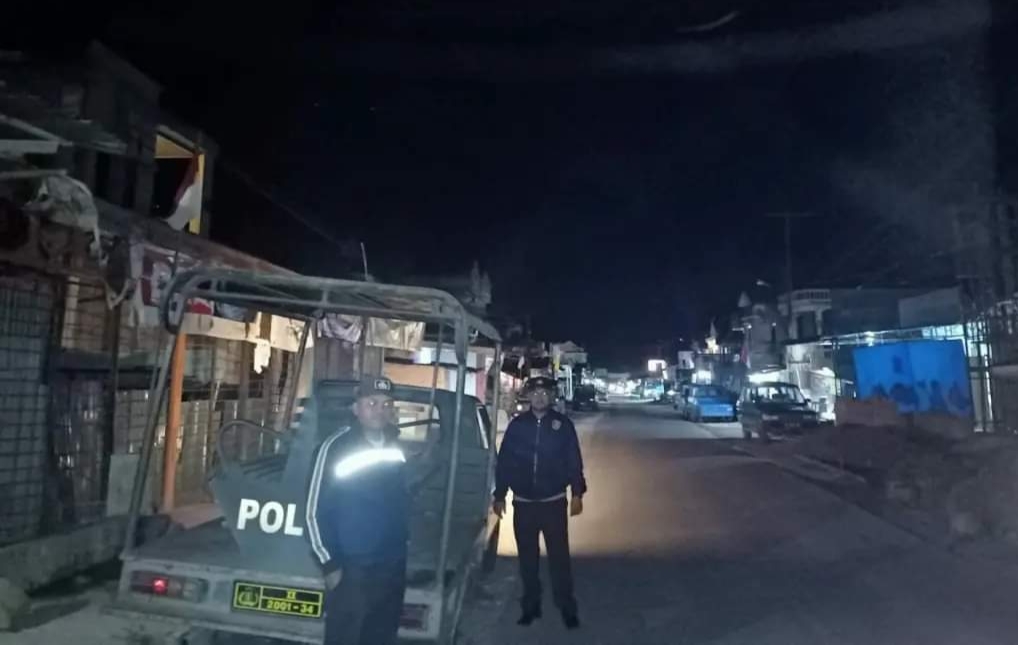 Polsek Simpang Empat, laksanakan Patroli Blue Light di Desa Ndokum Siroga.(foto/ist)