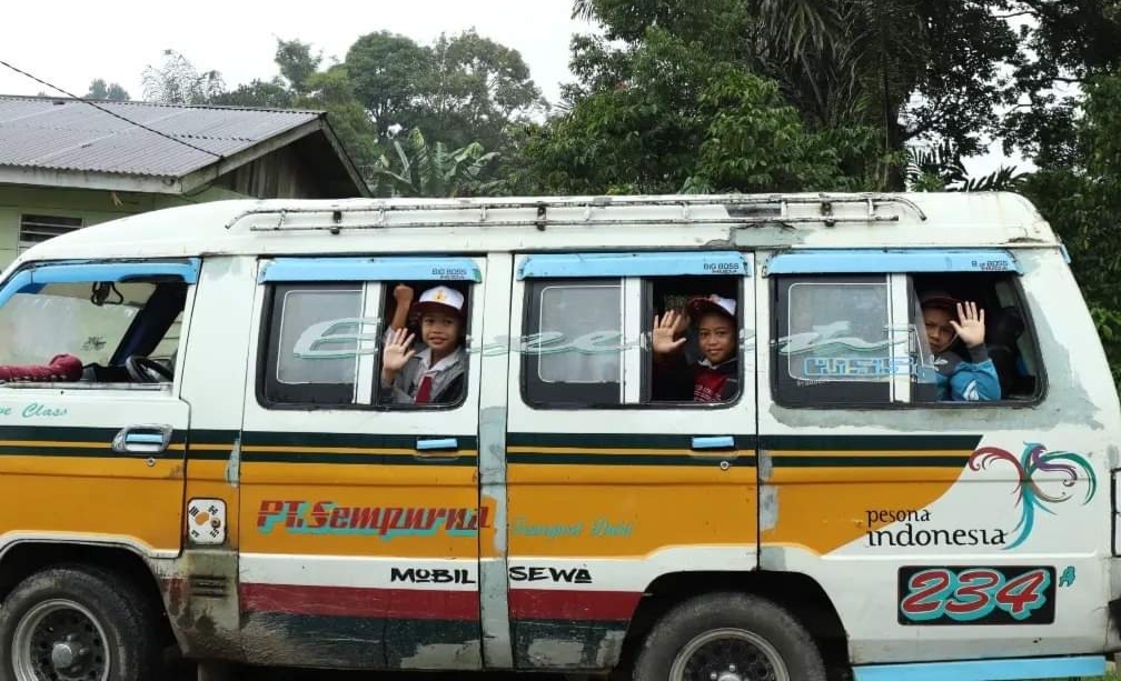 Siswa Sekolah Dasar di Dusun Kuta Kacib naik bus sekolah yang disiapkan Pemkab Pakpak Bharat.(foto/ist)