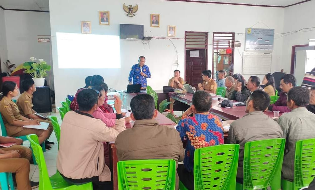 Sosialisasi penerbitan akta perkawinan kepada seluruh pengurus gereja - gereja di balai Desa Pegagan Julu VI.(foto/ist)