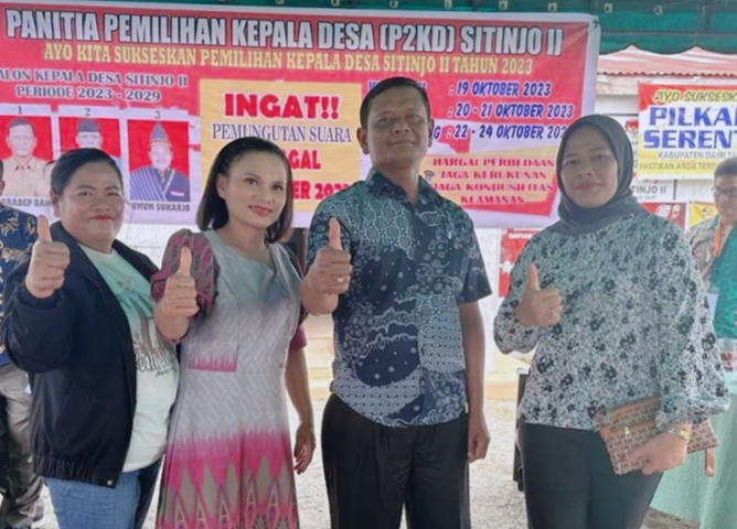 Paradep Bako (ke dua dari kanan) Calon Kepala Desa Sitinjo II nomor urut 1.(foto/ist)