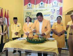 Eddy Berutu Potong Tumpeng di HUT Ke-59 Partai Golkar