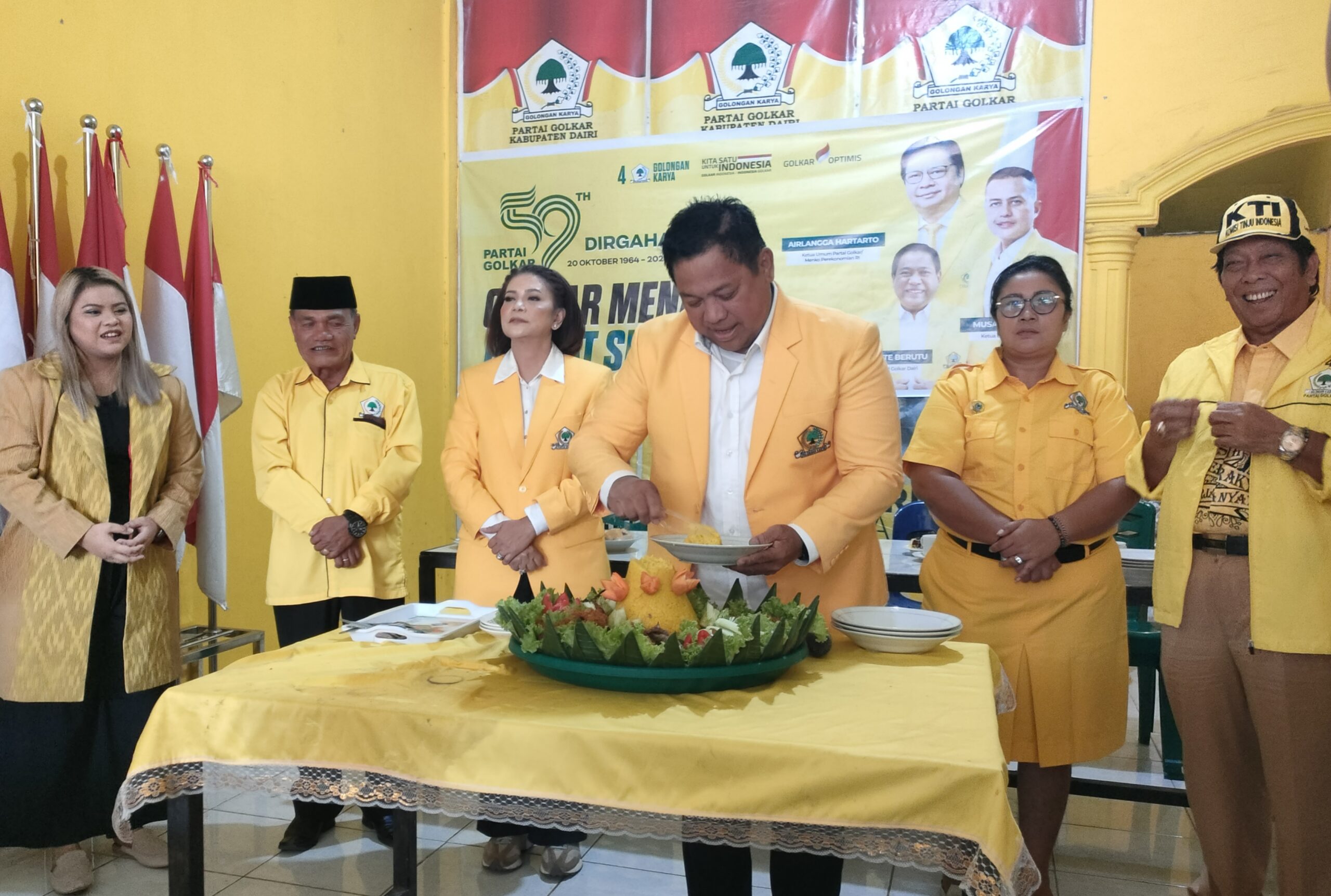 Pemotongan tumpeng di HUT ke-59 Partai Golkar di Kabupaten Dairi.(foto/Iwan)