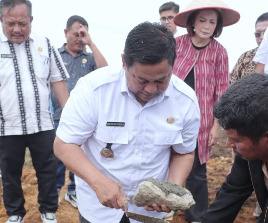 Peletakan batu pertama pembangunan auniy Pengolahan Pupu Organik (UPPO) di KPT Parbuluan.(foto/ist)