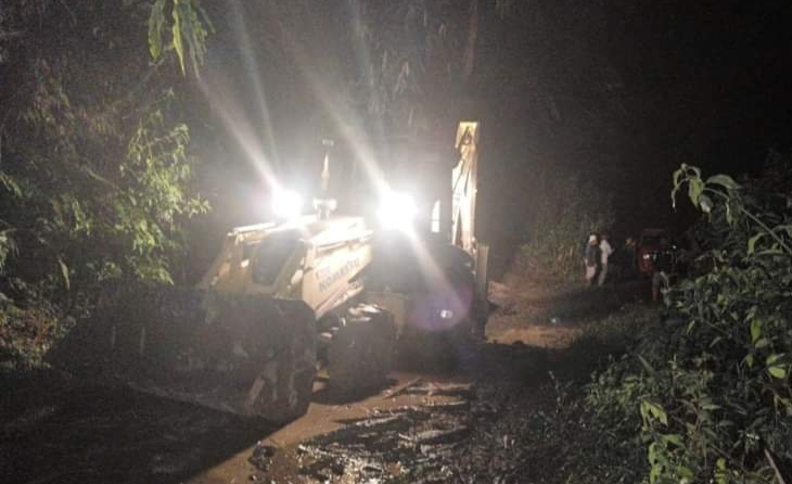 Alat berat bersihkan material longsor di Tanah Pinem.(foto/ist)