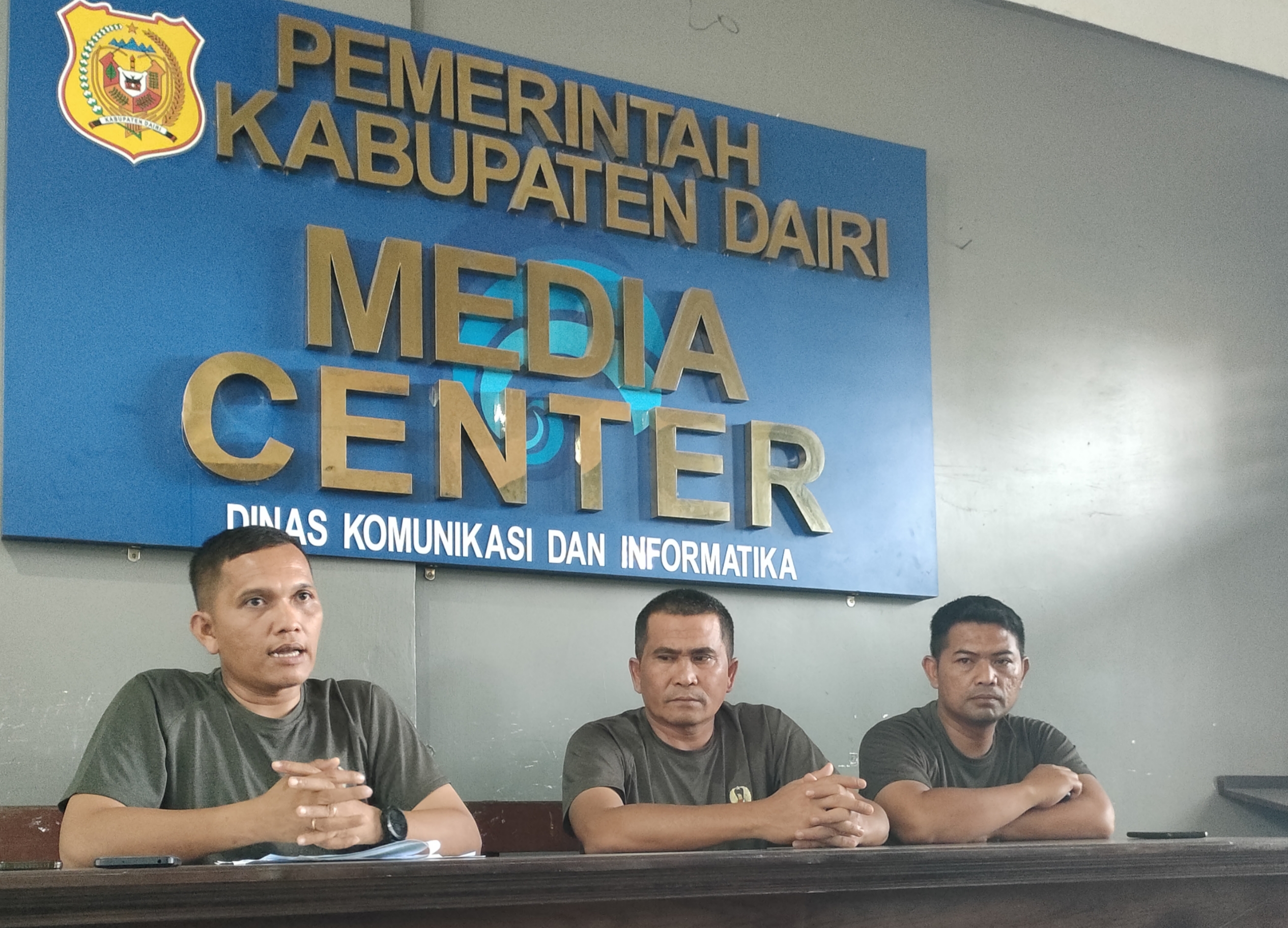 Dandim 0206/Dairi, Letkol Goklas P Silaban (kiri) saat memberikan keterangan pers.(foto/Iwan)
