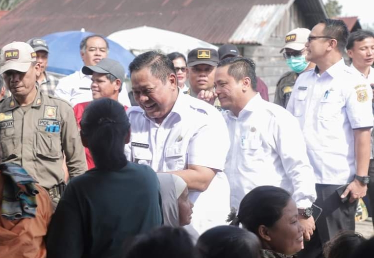 Bupati Dairi Eddy Berutu bersama Kadis Pemdes monitoring pelaksanaan Pilkades di Kabupaten Dairi.(foto/ist)
