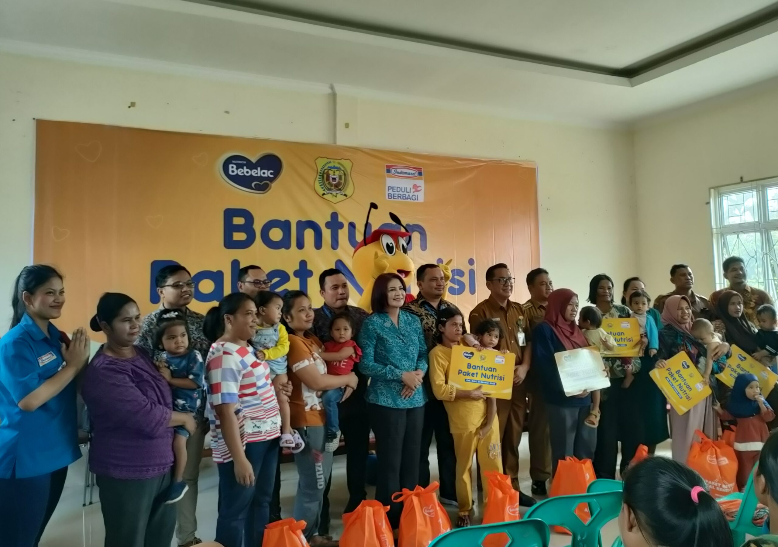 Sejumlah perwakilan dari Indomaret, Bebelac, dan Pemerintah Kabupaten Dairi, foto bersama dengan anak serta orangtuanya usai penyaluran bantuan 250 paket nutrisi.(foto/ist)