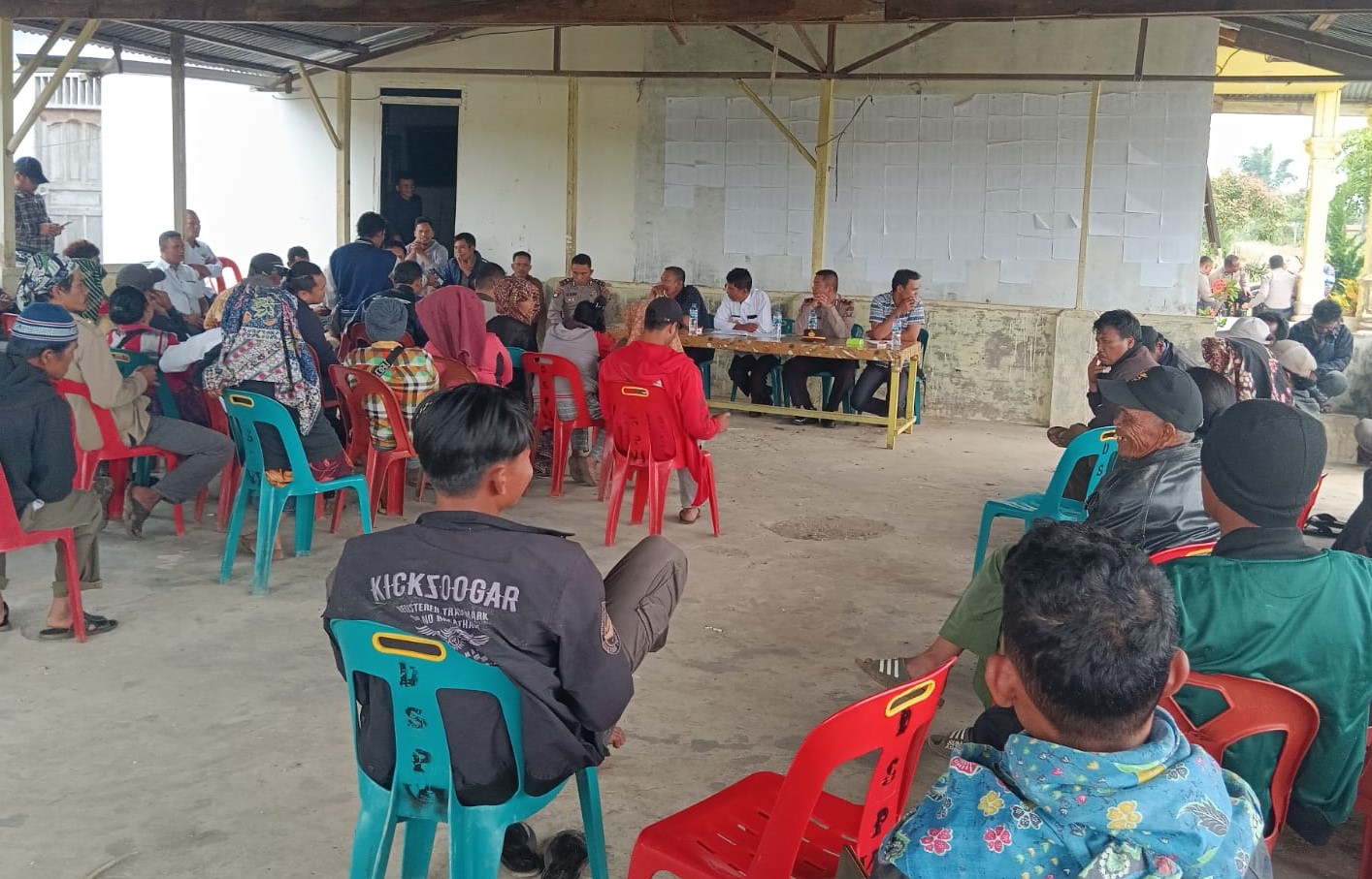 Pertemuan warga dari Kelompok Tani Marhaen dan APUK dengan Pemerintah Desa Parbuluan VI.(foto/fajar)