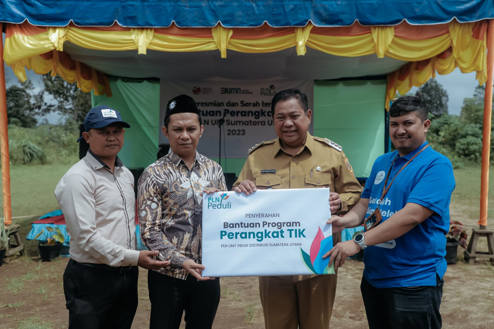 Penyerahan simbolis bantuan TIK kepada SMP Muhammadyah 51 Sidikalang. (foto/ist)