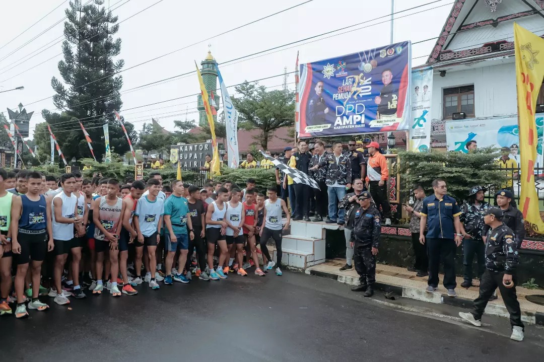 Ketua AMPI Sumut David Lubis bersama Bupati Eddy Berutu lepas peserta lomba lari 10k. (foto/ist)
