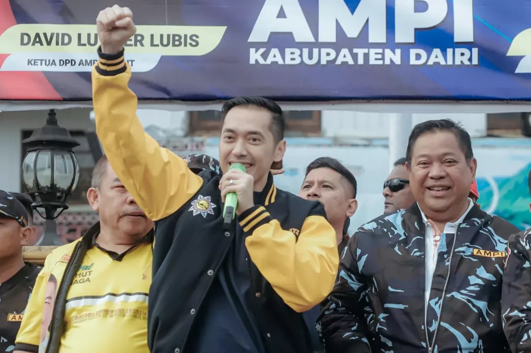 Ketua AMPI Sumut, David Lubis, saat melepas peserta lari 10k jelang hari Sumpah Pemuda di Dairi. (foto/ist)
