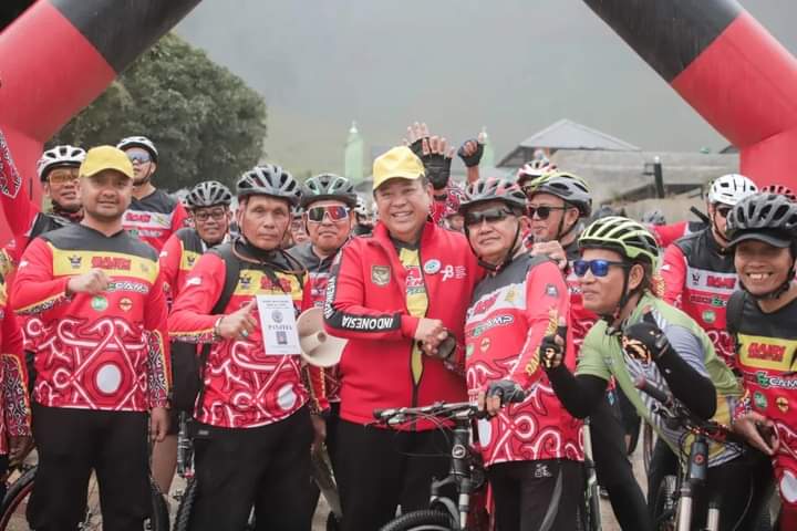 Bupati Dairi, Eddy Berutu melepas para peserta Bike and Camp Road to Aquabike Championship Dairi Adventure di Silalahi. (foto/ist)
