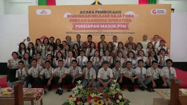 foto bersama pelajar peserta bimbingan belajar. (foto/ist)