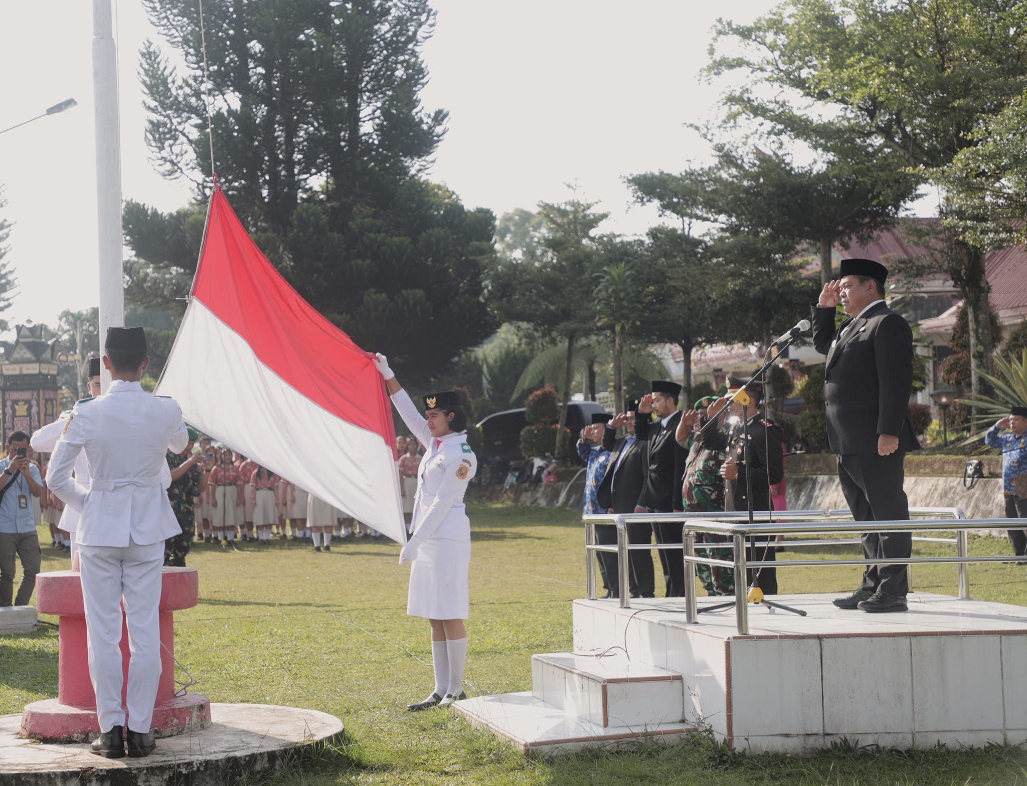 Bupati Dairi Dr. Eddy Keleng Ate Berutu jadi Irup di Peringatan Hari Sumpah Pemuda, Sabtu (28/10/2023). (foto/ist)