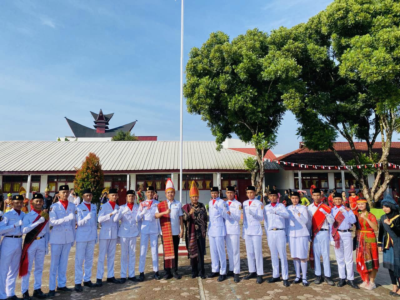 wabup Dairi Jimmy Sihombing,berfoto bersama Kepsek SMAN 1 Sidikalang dan siswa Paskibra. (foto/ist)