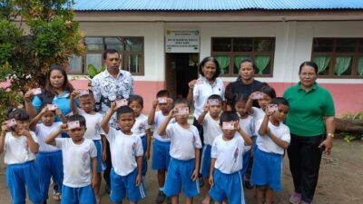 Disdukcatpil Dairi Serahkan KIA di SDN 030314 Bukit Karo Desa Bukit Lau Kersik