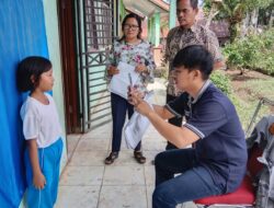 Terus Bergerak, Disdukcatpil Dairi Serahkan KIA di SDN 030410 Kabanjulu