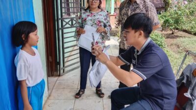 Terus Bergerak, Disdukcatpil Dairi Serahkan KIA di SDN 030410 Kabanjulu