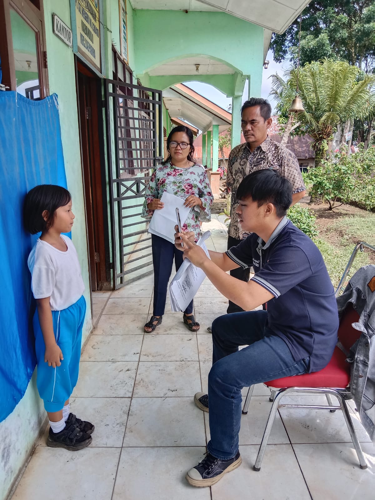 Terlihat para guru SD Negeri 030410 Kabanjulu Hermanto S.Pd, Gembira Situmorang S.Pd, Rosma Hutasoit mendampingi perekaman KIA.(foto/ist)