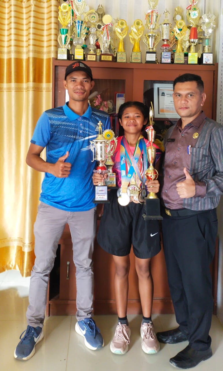 Kesia Sihotang (tengah) bersama Kepala SMP 1 Pegagan Hilir dan Guru Olahraga. (foto:ist)